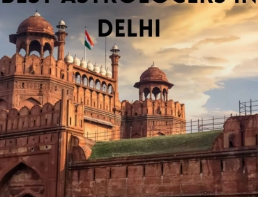 Red Fort in Delhi at sunset with Indian flag on a dome and bold text overlay reading “Best Astrologers in Delhi.”